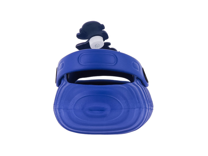 Sandalia tipo zueco de color azul con correa ajustable y accesorio decorativo en la parte superior.