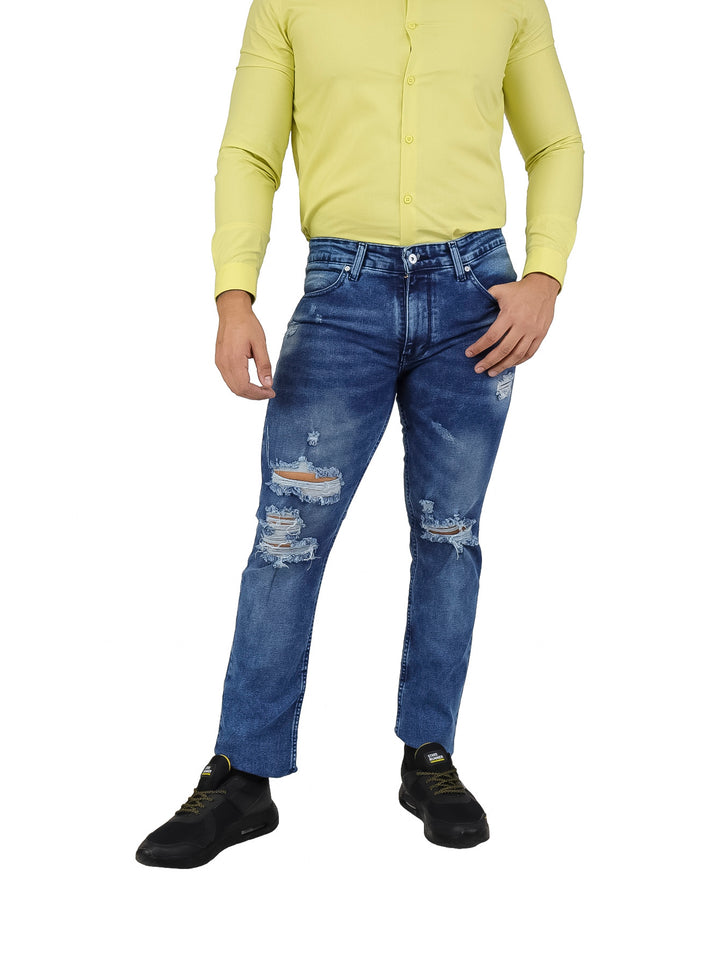 Hombre vistiendo pantalones jeans color azul con detalles de destrucción en las rodillas.