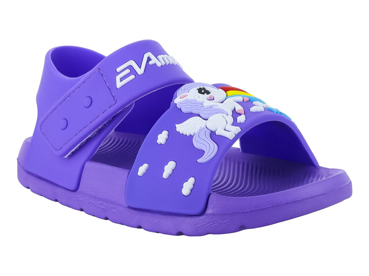 Sandalia lila con diseño de unicornio y nubes blancas.