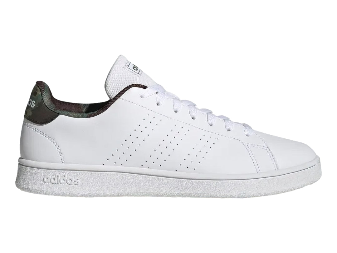 Tenis Adidas blancos de corte bajo con detalle de camuflaje en el talón y suela blanca.