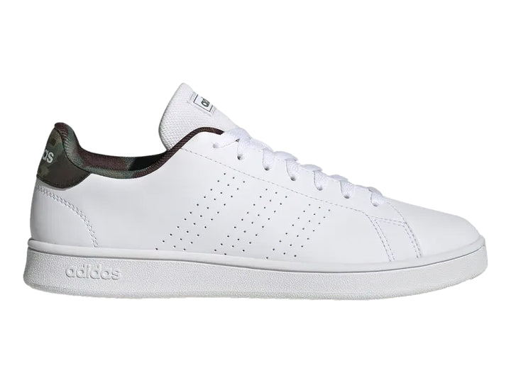 Tenis Adidas blancos de corte bajo con detalle de camuflaje en el talón y suela blanca.