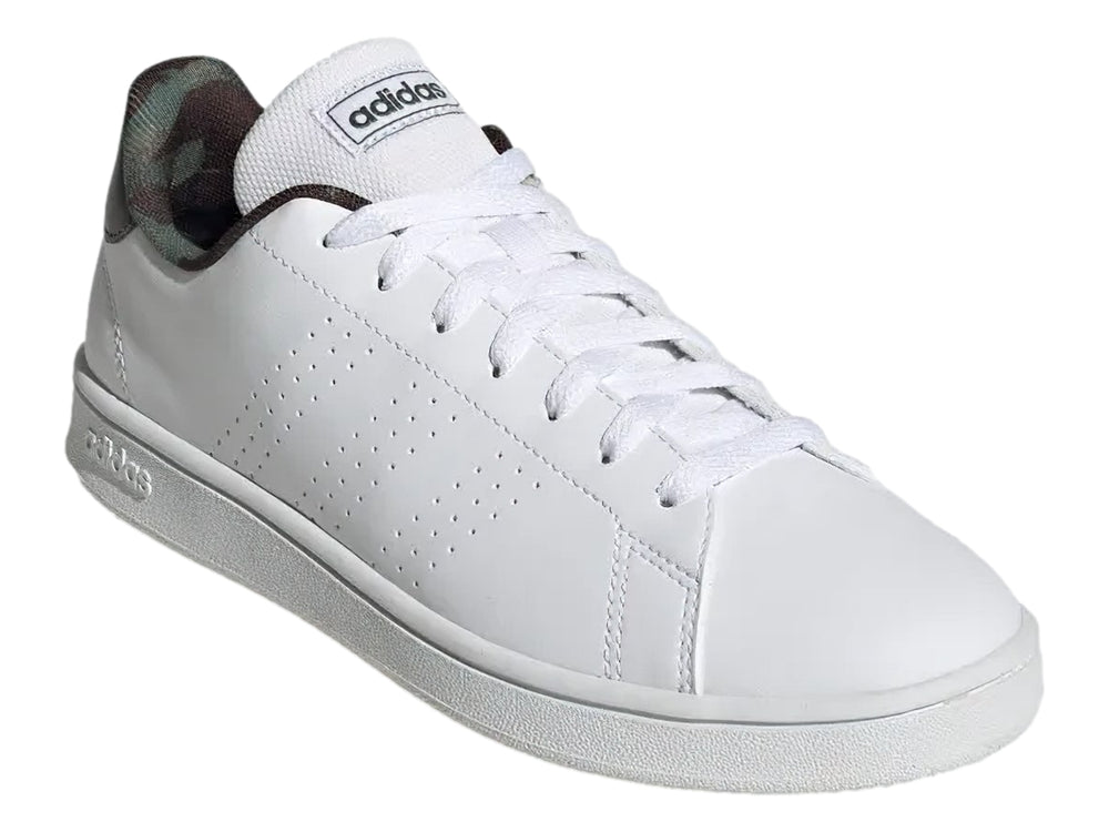 Tenis Adidas blancos de corte bajo con detalle de camuflaje en el talón y suela blanca.