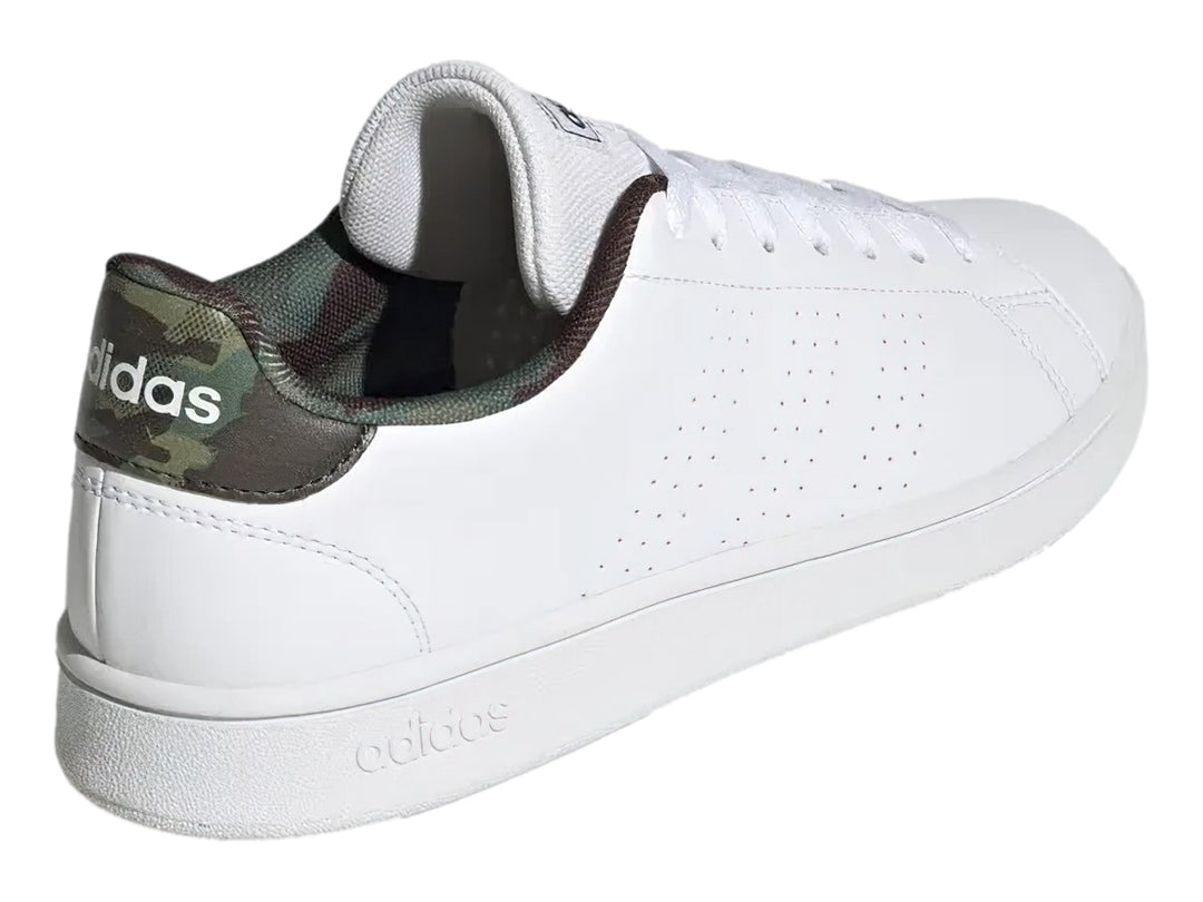 Tenis Adidas blancos de corte bajo con detalle de camuflaje en el talón y suela blanca.