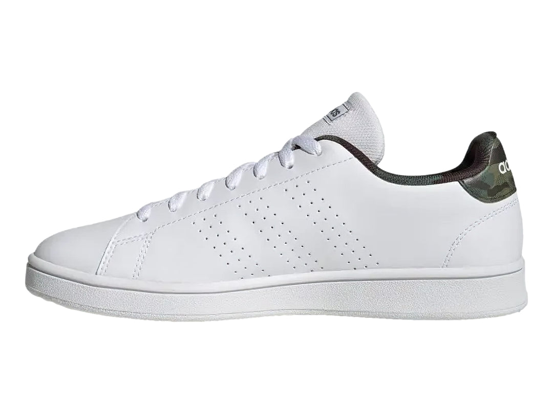 Tenis Adidas blancos de corte bajo con detalle de camuflaje en el talón y suela blanca.