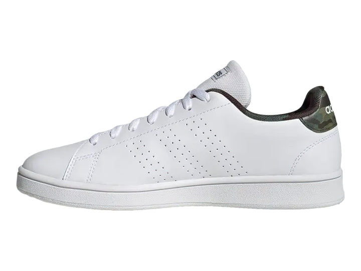 Tenis Adidas blancos de corte bajo con detalle de camuflaje en el talón y suela blanca.