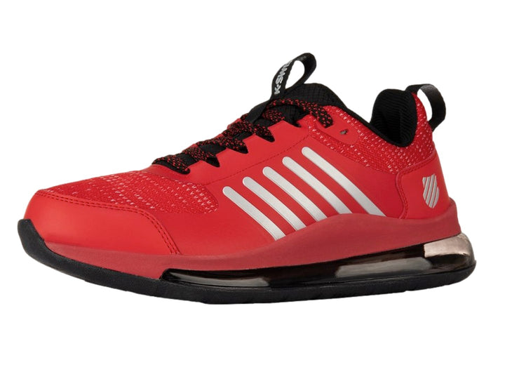 Tenis deportivos K-Swiss color rojo con rayas blancas laterales y suela negra con cámara de aire visible.