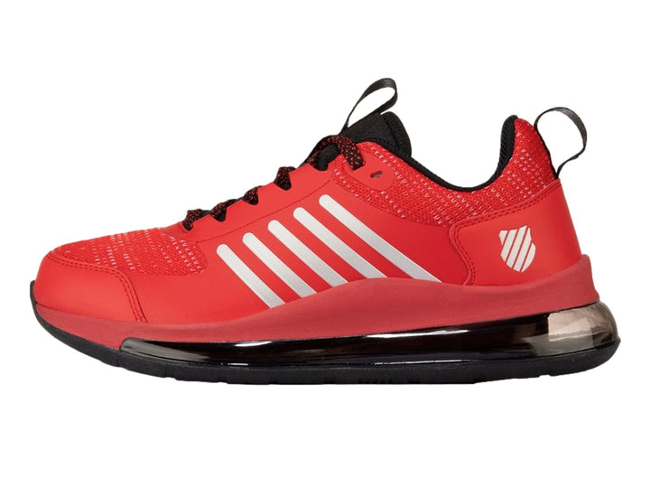 Tenis deportivos K-Swiss color rojo con rayas blancas laterales y suela negra con cámara de aire visible.