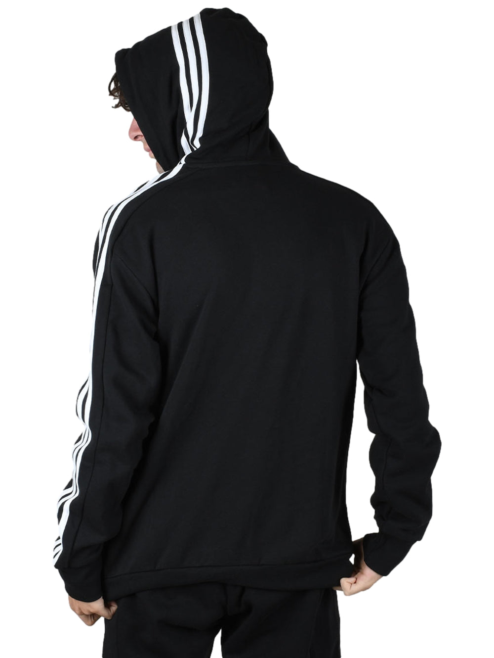 Sudadera con capucha Adidas color negro con tres franjas blancas en las mangas y logo en el pecho.