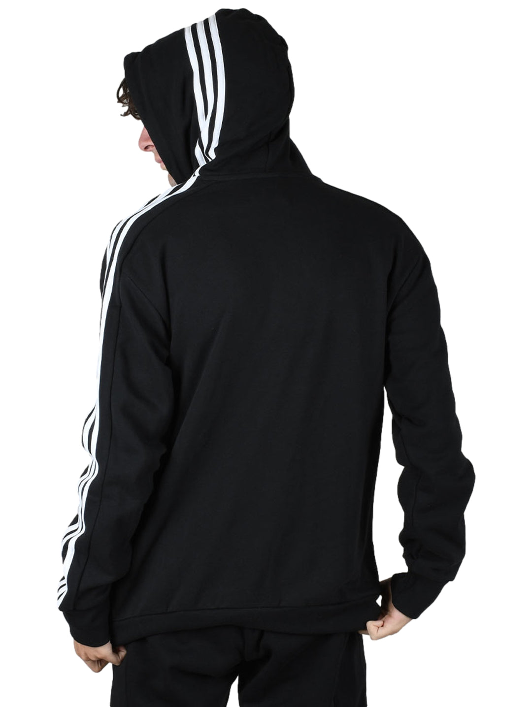 Sudadera con capucha Adidas color negro con tres franjas blancas en las mangas y logo en el pecho.