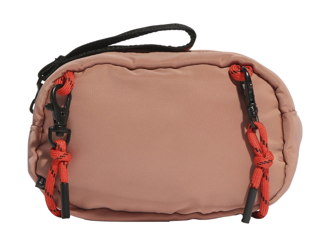 Estuche Adidas color rosa viejo con asa negra y logotipo frontal en color negro.