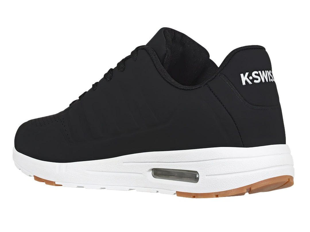 Tenis K-Swiss color negro con suela blanca y detalles en café, diseño deportivo para mujer.