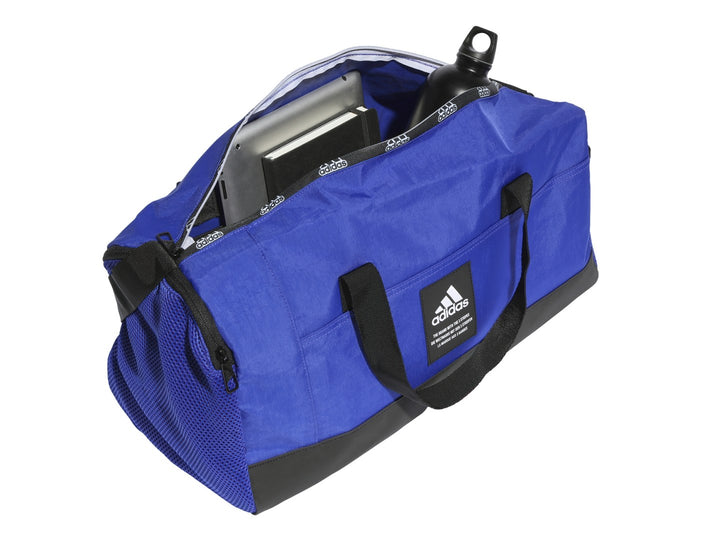 Bolsa de deporte Adidas color azul royal y negro con tres franjas blancas en la base.