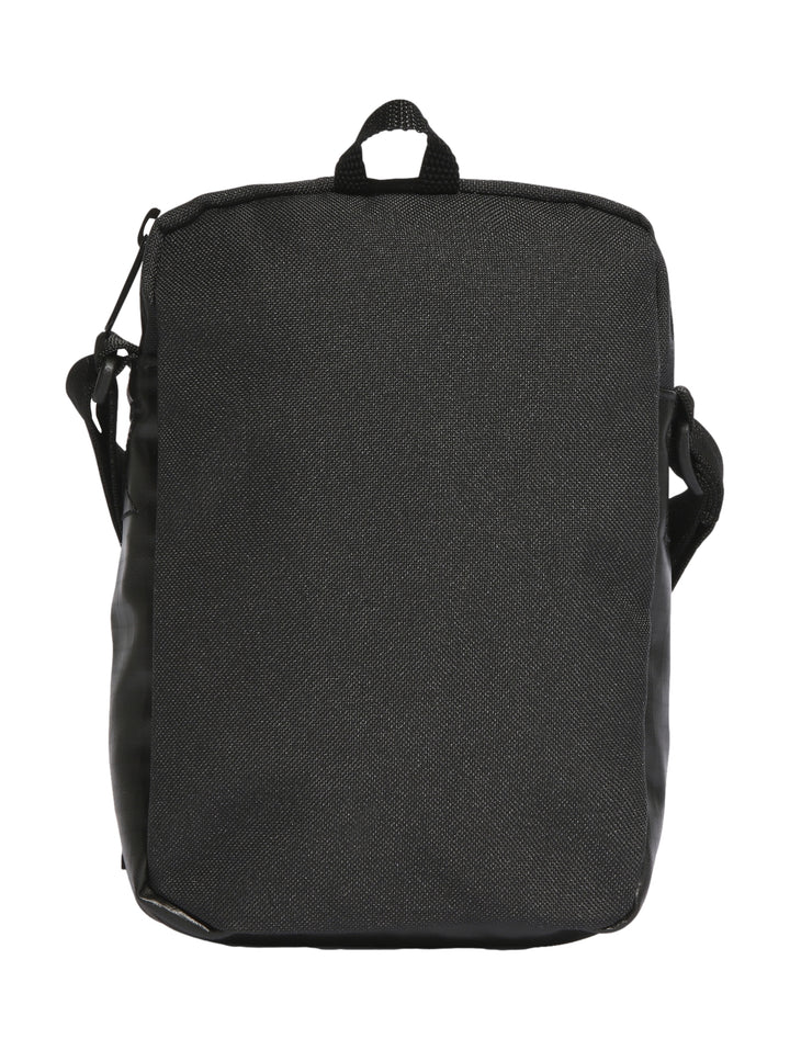 Bolso organizador Adidas color negro con logotipo y tres franjas verticales en color blanco.