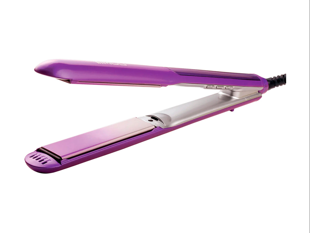 Plancha alaciadora de cabello profesional color morado con placas plateadas sobre fondo blanco.