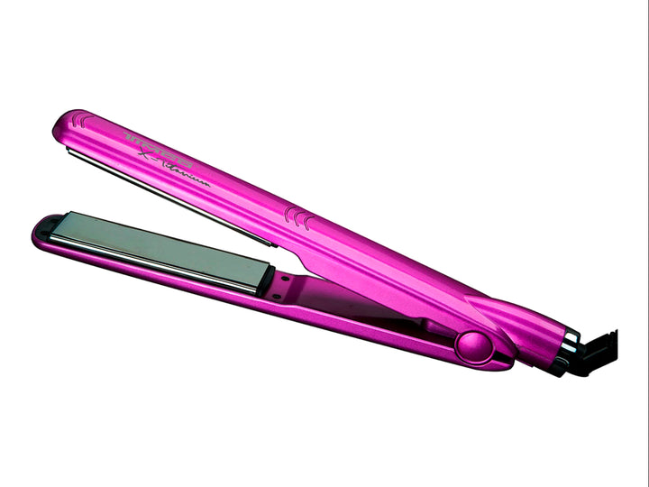 Plancha alisadora digital de color rosa brillante con placas grises, abierta sobre fondo blanco.