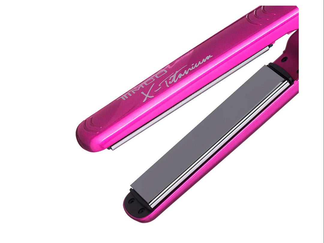 Plancha alisadora digital de color rosa brillante con placas grises, abierta sobre fondo blanco.