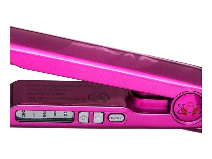 Plancha alisadora digital de color rosa brillante con placas grises, abierta sobre fondo blanco.