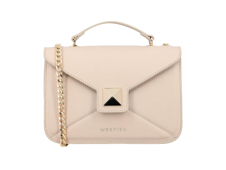 Bolso Nine West color nude con asa superior, correa de cadena dorada y cierre metálico cuadrado.