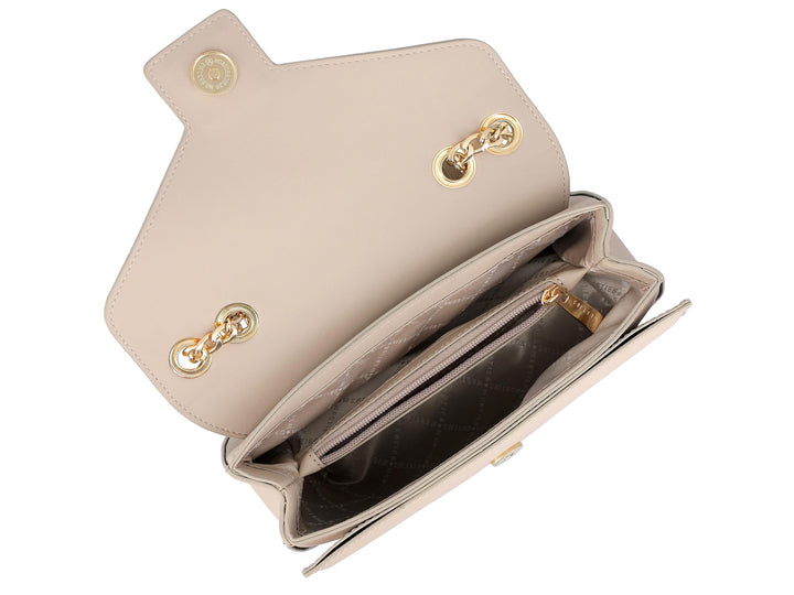 Bolso Nine West color nude con asa superior, correa de cadena dorada y cierre metálico cuadrado.