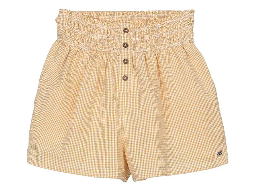 Shorts infantiles color mostaza con estampado de cuadros y cintura elástica con botones.