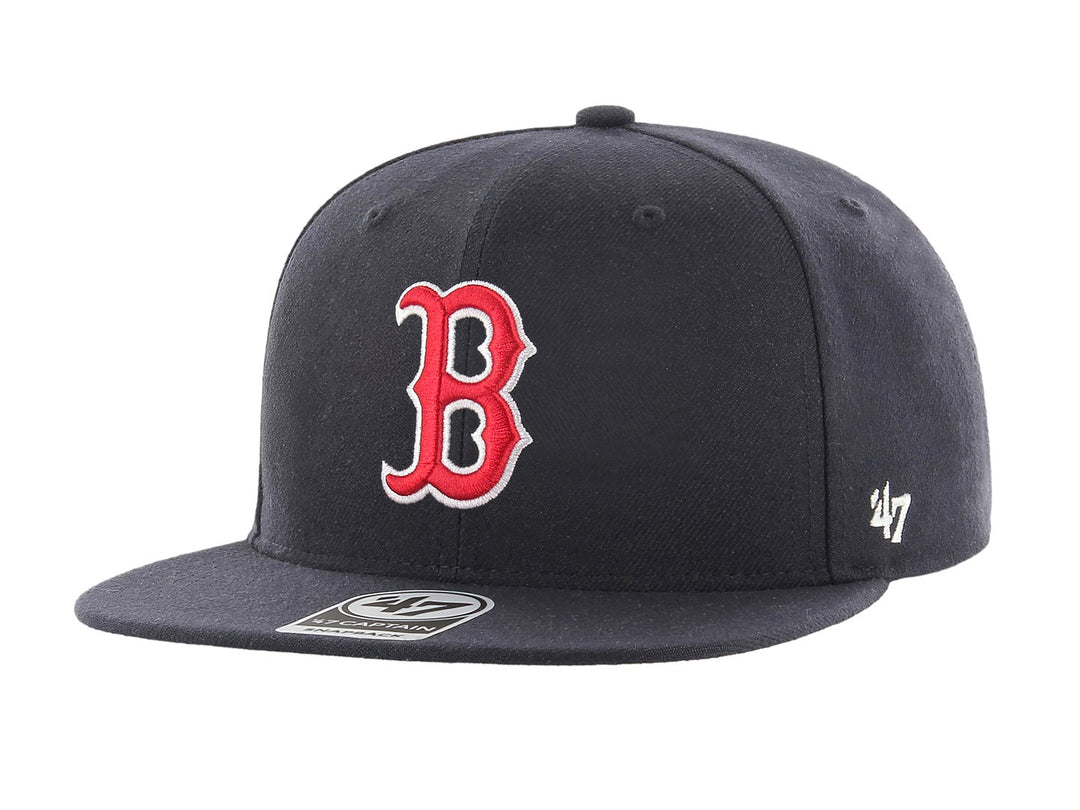 Gorra de béisbol color azul marino con visera plana y logotipo bordado en rojo y blanco al frente.