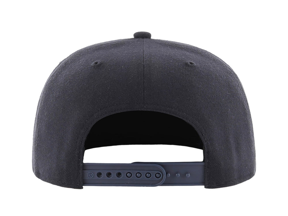 Gorra de béisbol color azul marino con visera plana y logotipo bordado en rojo y blanco al frente.