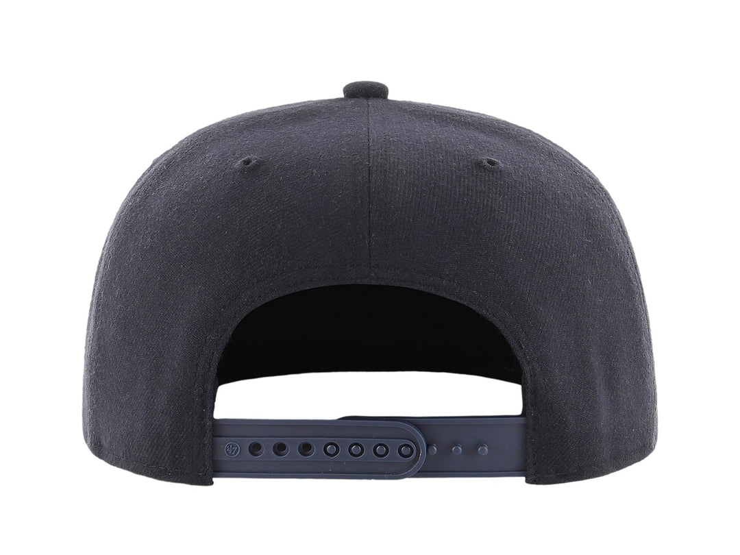 Gorra de béisbol color azul marino con visera plana y logotipo bordado en rojo y blanco al frente.