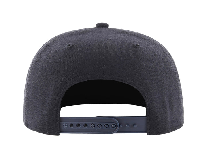 Gorra de béisbol color azul marino con visera plana y logotipo bordado en rojo y blanco al frente.