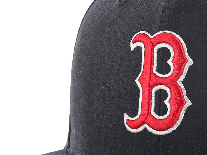 Gorra de béisbol color azul marino con visera plana y logotipo bordado en rojo y blanco al frente.