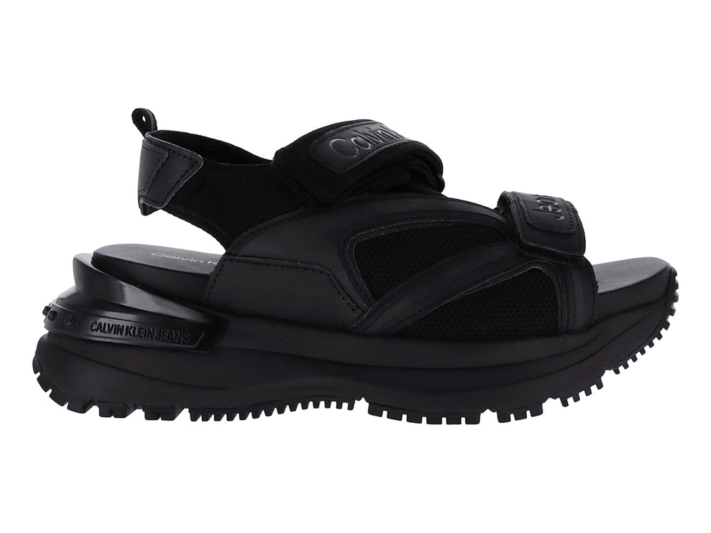 Sandalia negra de plataforma Calvin Klein con correas ajustables y suela gruesa.
