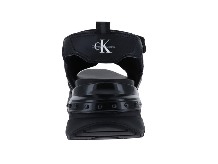 Sandalia negra de plataforma Calvin Klein con correas ajustables y suela gruesa.
