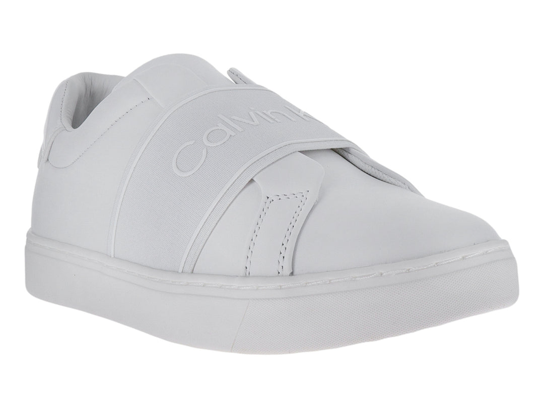 Tenis blancos Calvin Klein estilo slip-on con correa ancha y suela plana.