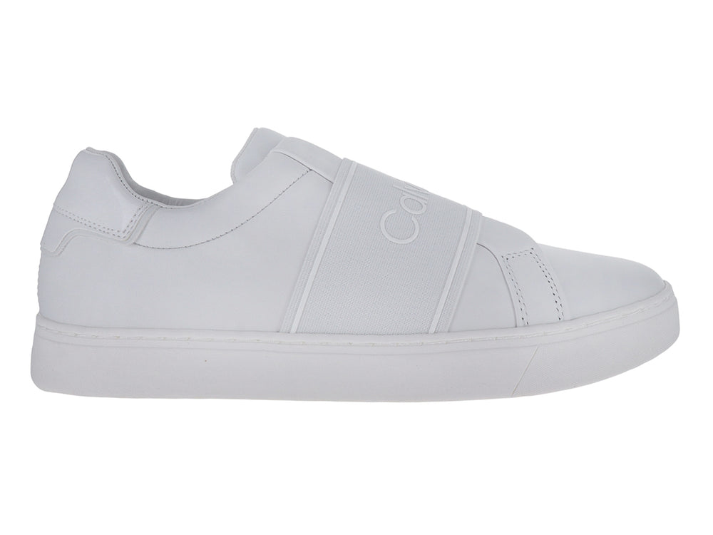 Tenis blancos Calvin Klein estilo slip-on con correa ancha y suela plana.