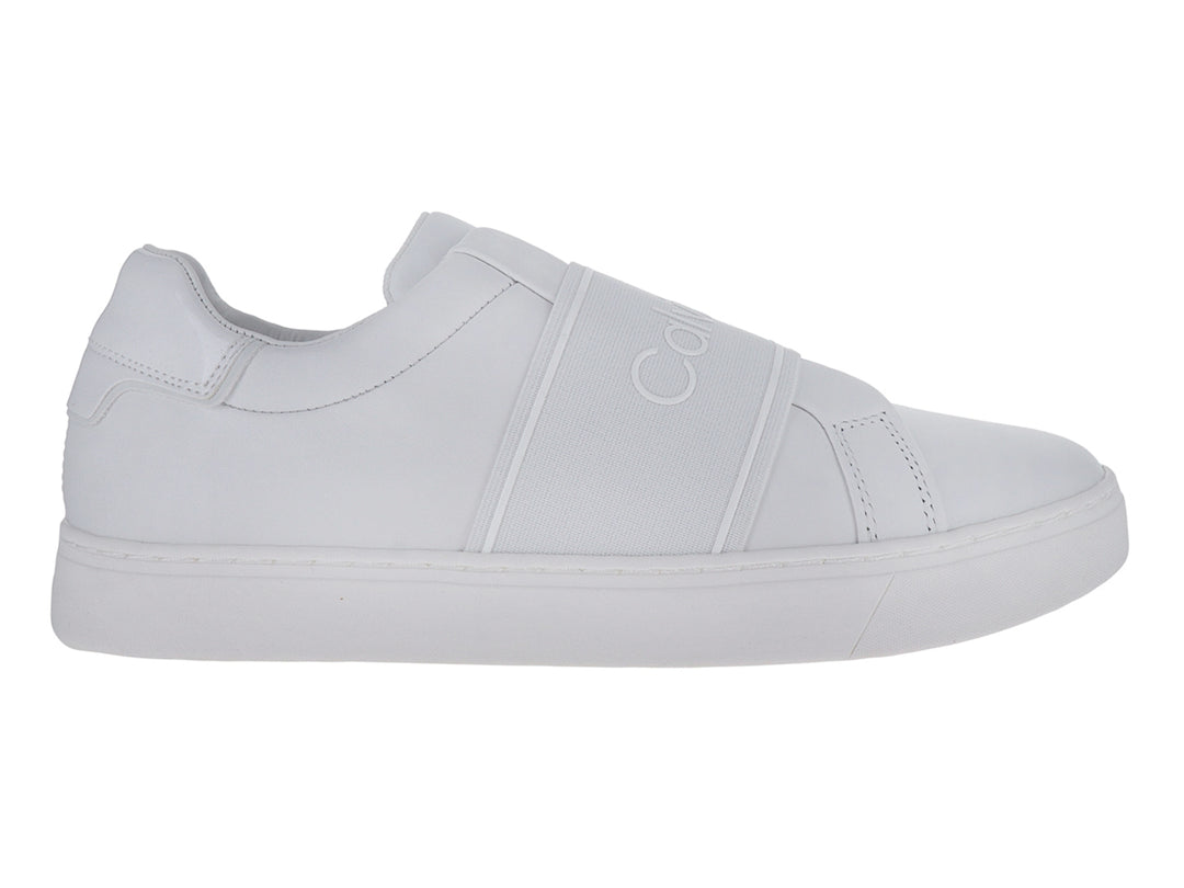 Tenis blancos Calvin Klein estilo slip-on con correa ancha y suela plana.