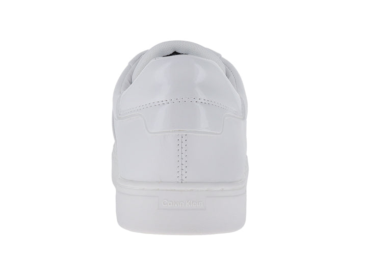 Tenis blancos Calvin Klein estilo slip-on con correa ancha y suela plana.