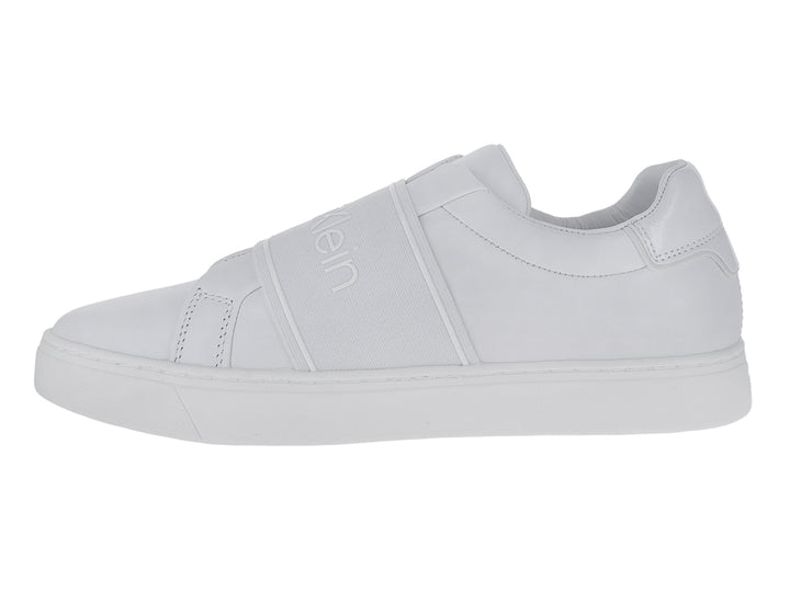 Tenis blancos Calvin Klein estilo slip-on con correa ancha y suela plana.