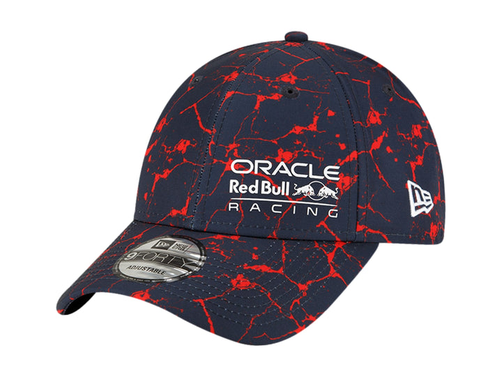Gorra New Era azul marino con estampado rojo abstracto y logos de Oracle Red Bull Racing.