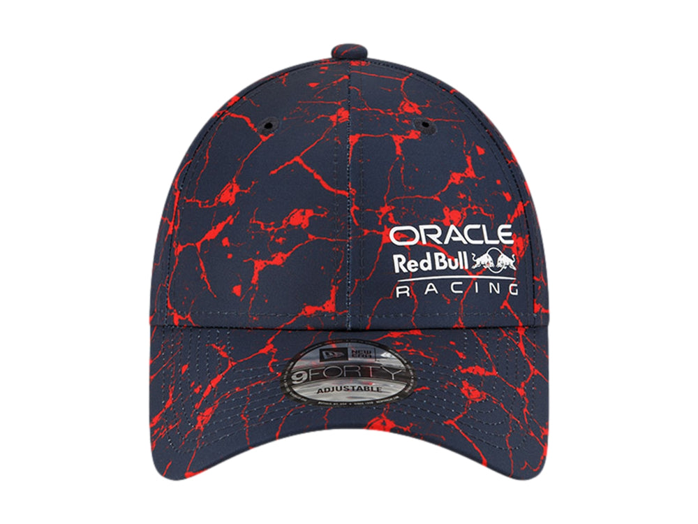 Gorra New Era azul marino con estampado rojo abstracto y logos de Oracle Red Bull Racing.