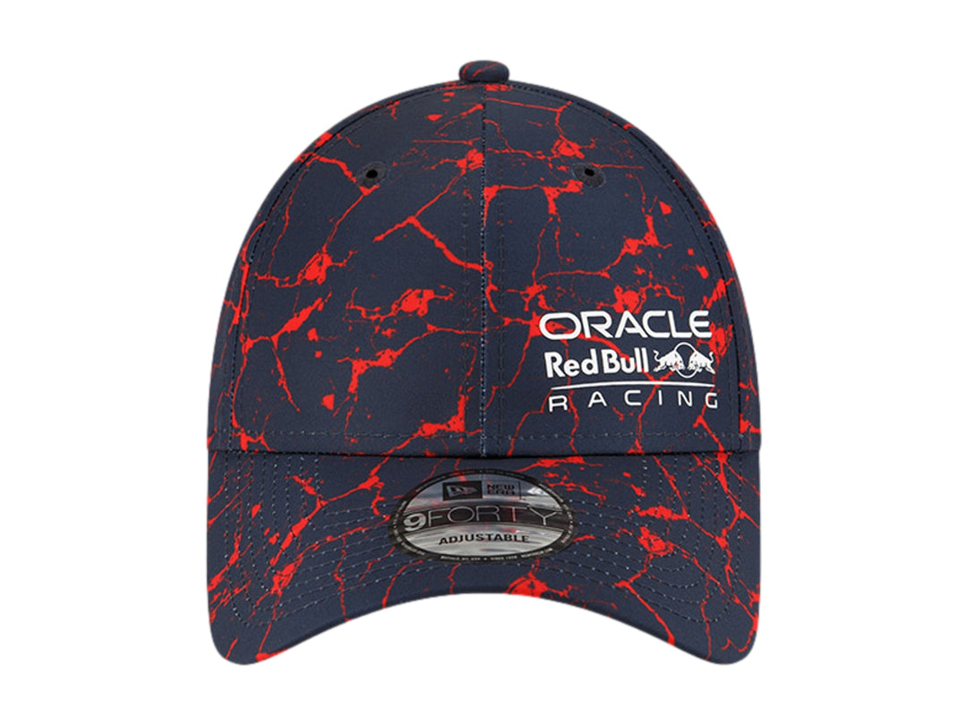 Gorra New Era azul marino con estampado rojo abstracto y logos de Oracle Red Bull Racing.
