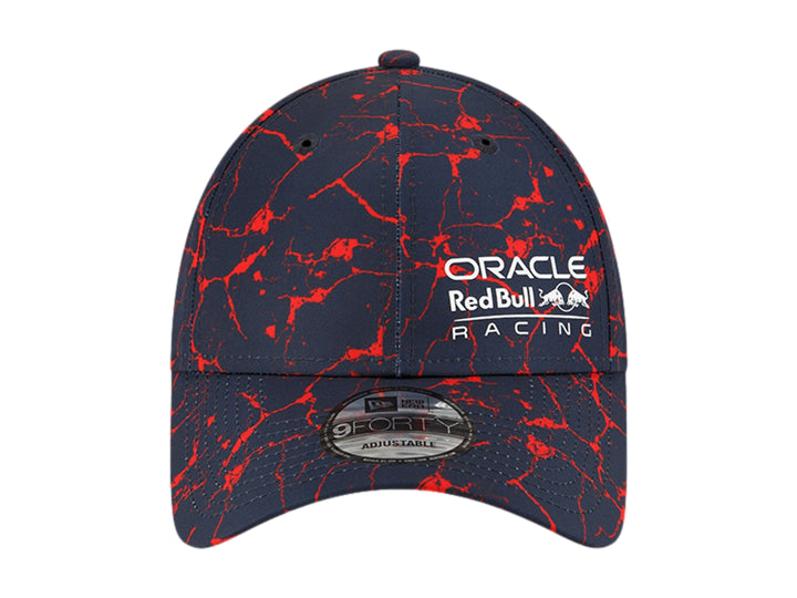 Gorra New Era azul marino con estampado rojo abstracto y logos de Oracle Red Bull Racing.