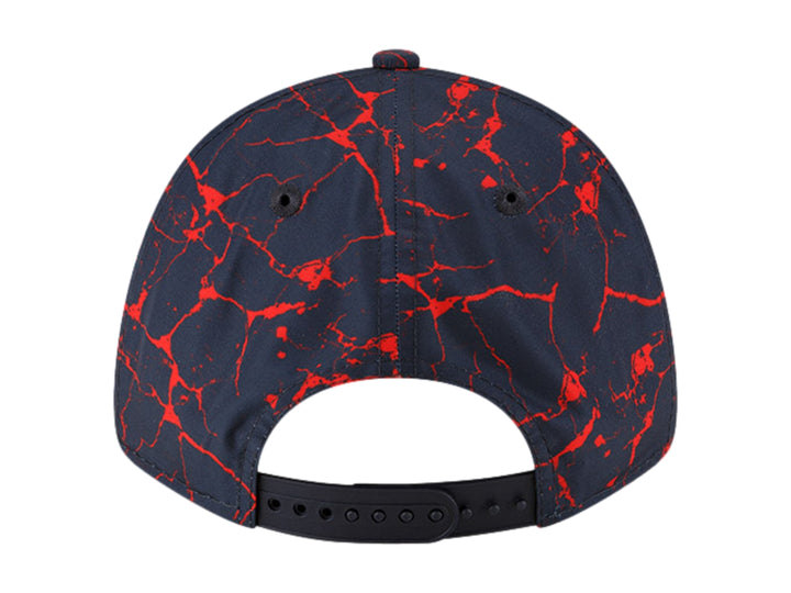 Gorra New Era azul marino con estampado rojo abstracto y logos de Oracle Red Bull Racing.