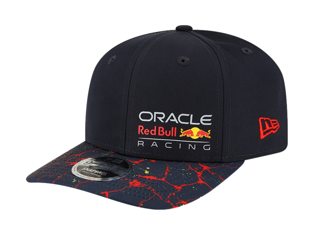 Gorra New Era azul marino con logo de Oracle Red Bull Racing y visera con diseño gráfico rojo.