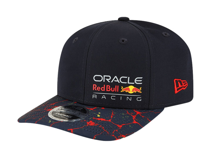 Gorra New Era azul marino con logo de Oracle Red Bull Racing y visera con diseño gráfico rojo.