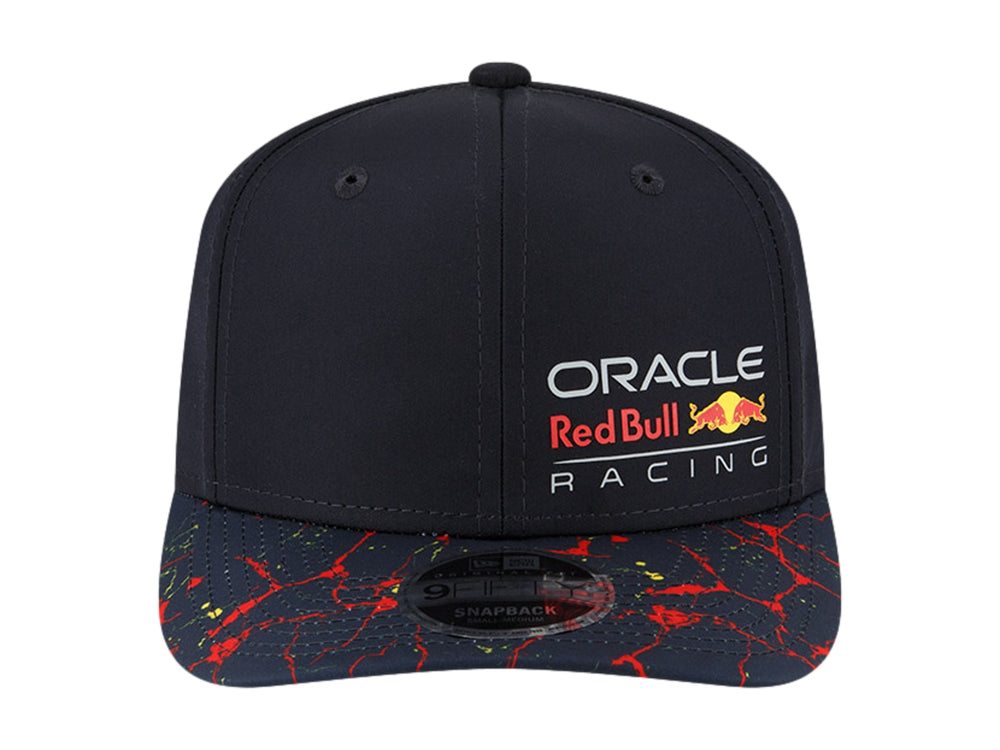 Gorra New Era azul marino con logo de Oracle Red Bull Racing y visera con diseño gráfico rojo.