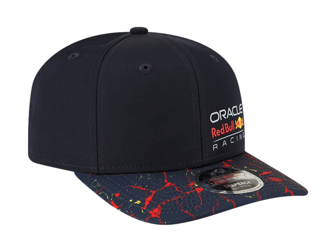 Gorra New Era azul marino con logo de Oracle Red Bull Racing y visera con diseño gráfico rojo.