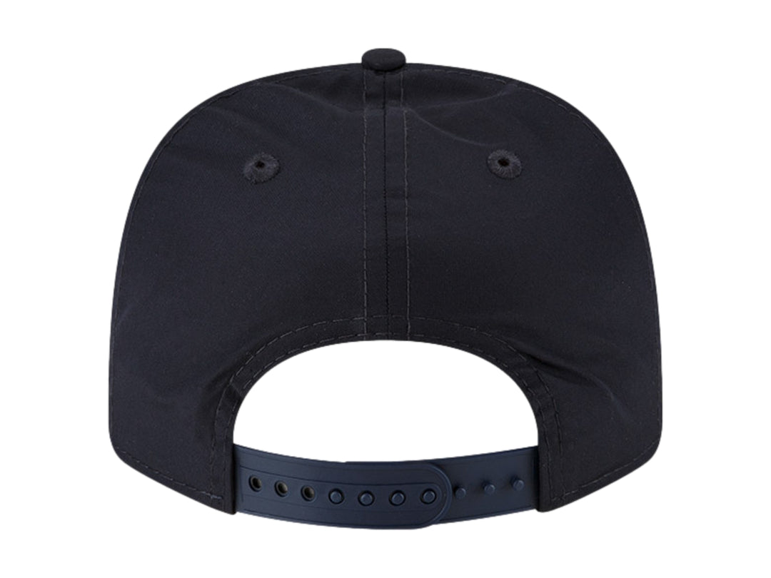 Gorra New Era azul marino con logo de Oracle Red Bull Racing y visera con diseño gráfico rojo.