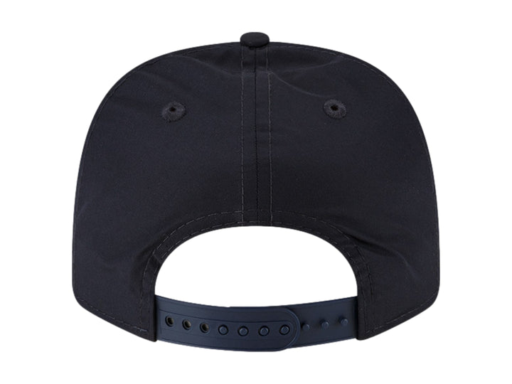 Gorra New Era azul marino con logo de Oracle Red Bull Racing y visera con diseño gráfico rojo.
