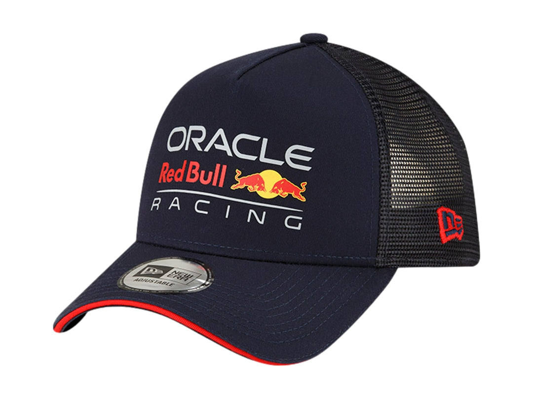 Gorra New Era azul marino estilo trucker con logos de Oracle Red Bull Racing y visera con borde rojo.