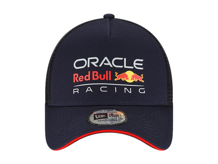 Gorra New Era azul marino estilo trucker con logos de Oracle Red Bull Racing y visera con borde rojo.