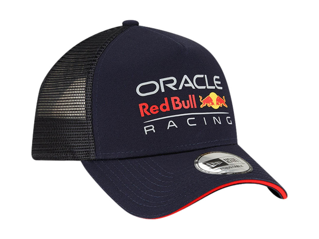 Gorra New Era azul marino estilo trucker con logos de Oracle Red Bull Racing y visera con borde rojo.